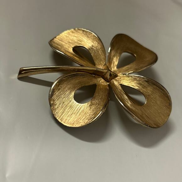 Vintage Gold Tone Four Leaf Clover 2.5” Brooch - Picture 3 of 7